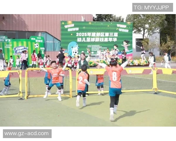 足球明星与小朋友畅谈梦想与足球的快乐时光