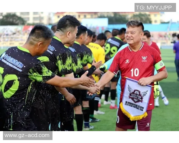 香港足球明星队自贡之行展现足球魅力与城市风采的精彩瞬间 香港足球明星队自贡之行展现足球魅力与城市风采的精彩瞬间